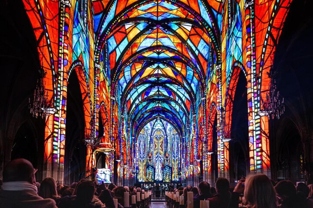 ein großer Raum mit einer bunten Decke in einer Kathedrale