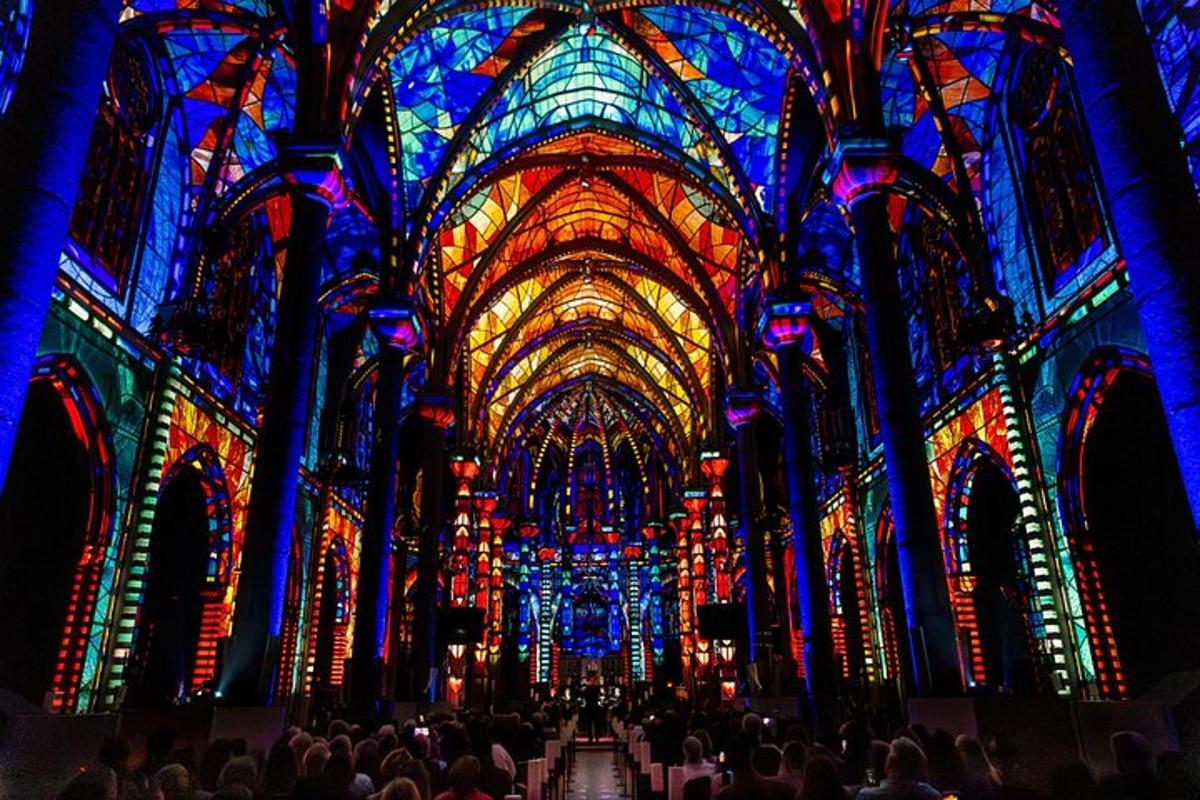eine große Kirche mit bunten Decken und einer Menschenmenge