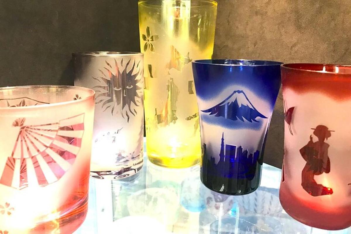 laual neli erinevat värvi klaasi