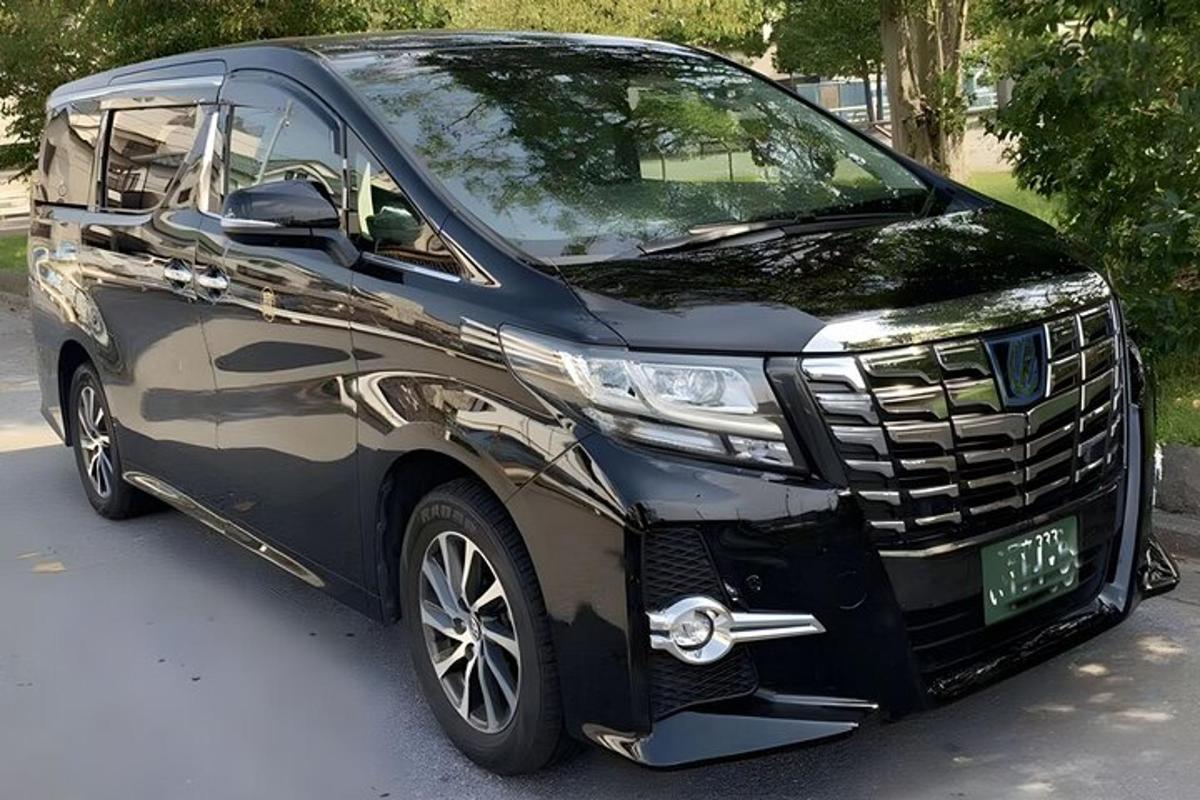 sebuah van hitam diletakkan di tempat letak kereta