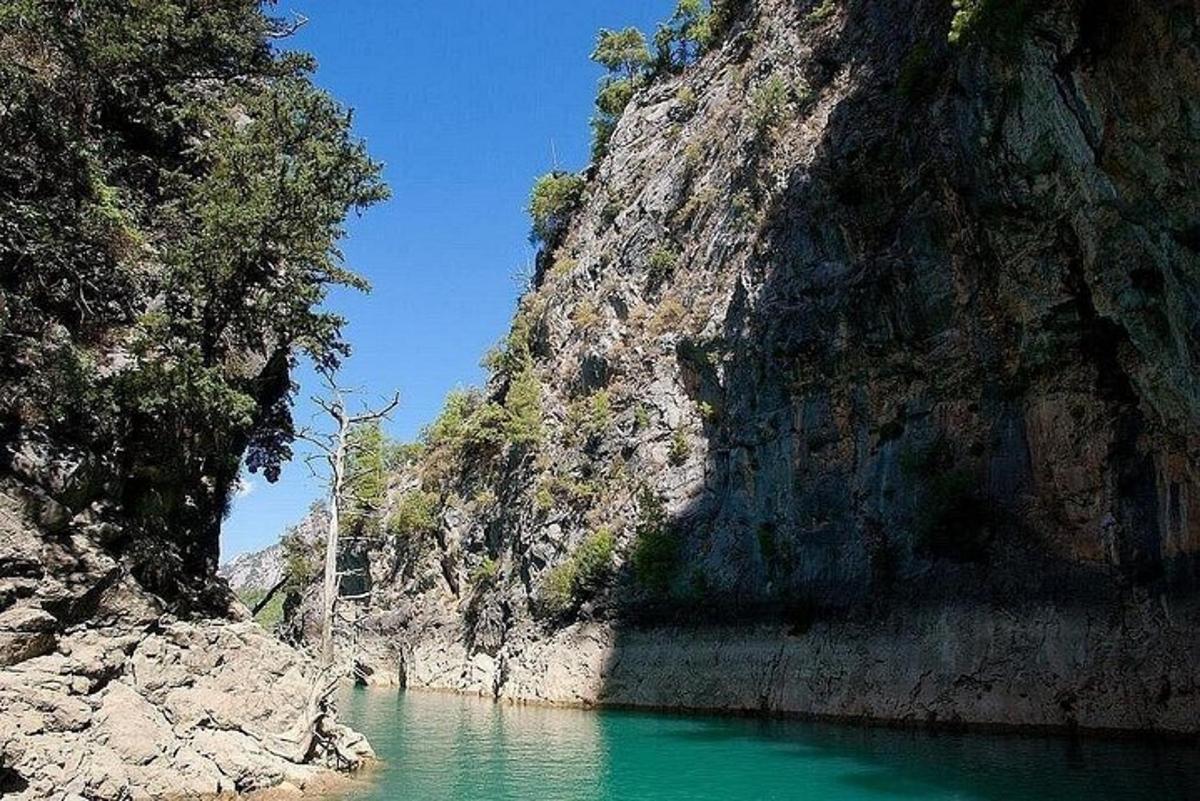 مساحة من المياه بجوار جبل صخري