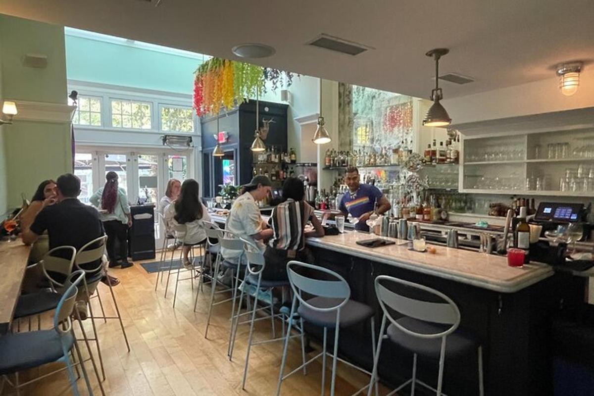 hópur fólks situr á bar á veitingastað