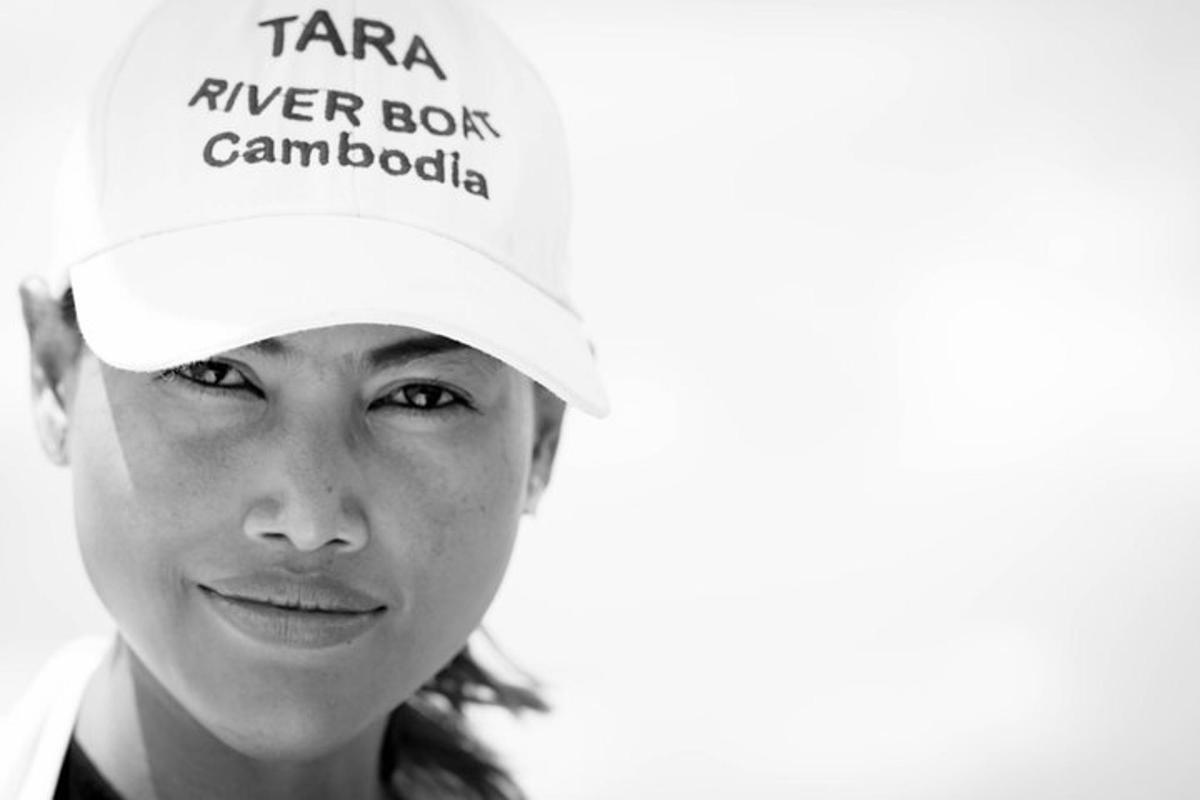una donna che indossa un cappello bianco con la scritta "tiana river box camera book"
