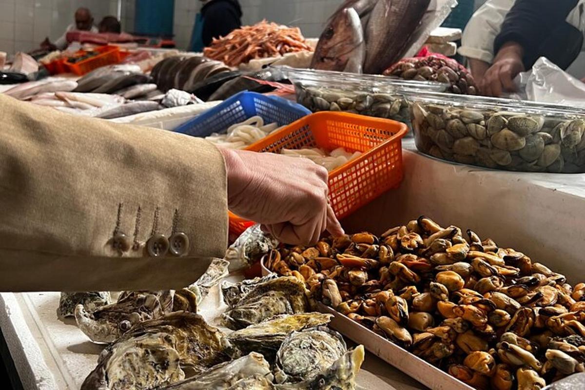 una persona que toma una bandeja de mariscos en un mercado