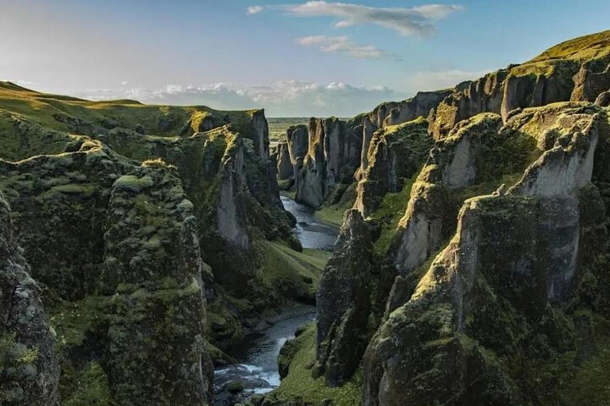 útsýni yfir gljúfur með á sem rennur í gegnum það