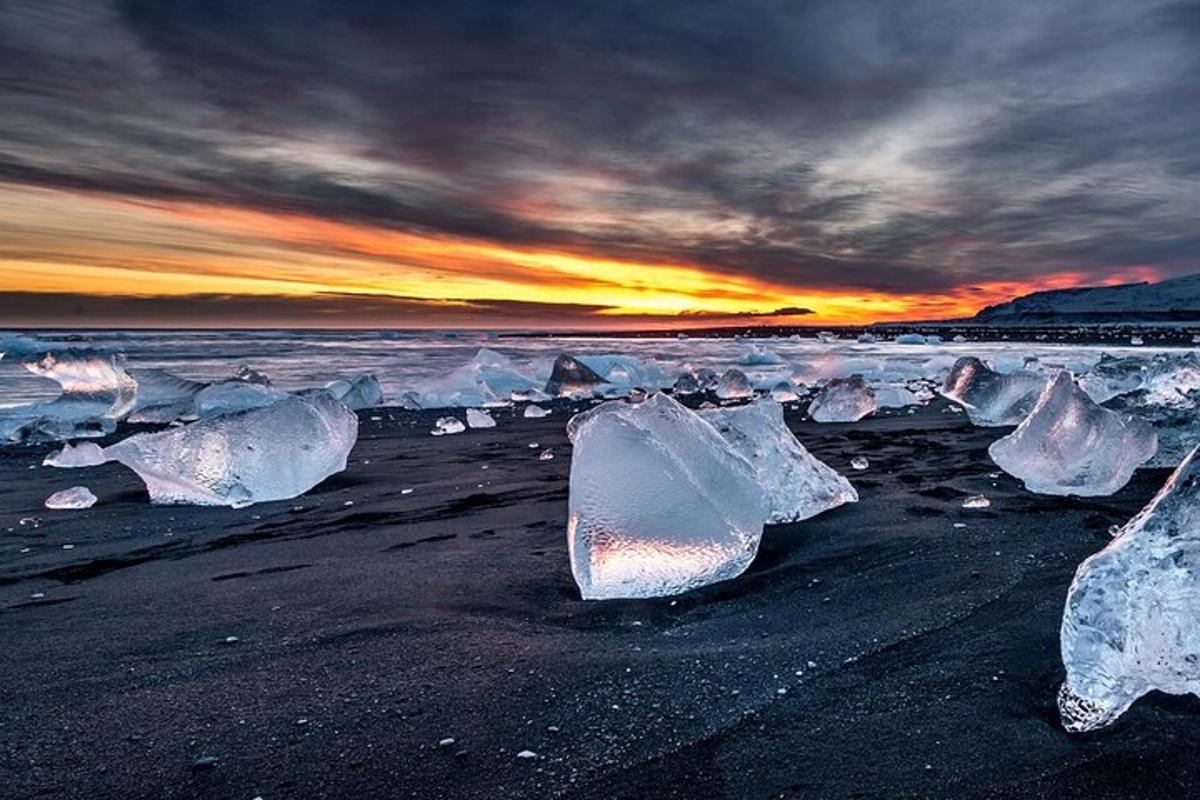 hópur ísmyndana á strönd við sólsetur