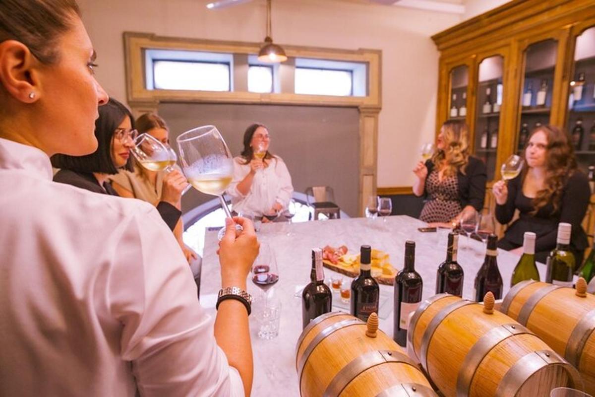 um grupo de pessoas sentadas ao redor de uma mesa com taças de vinho