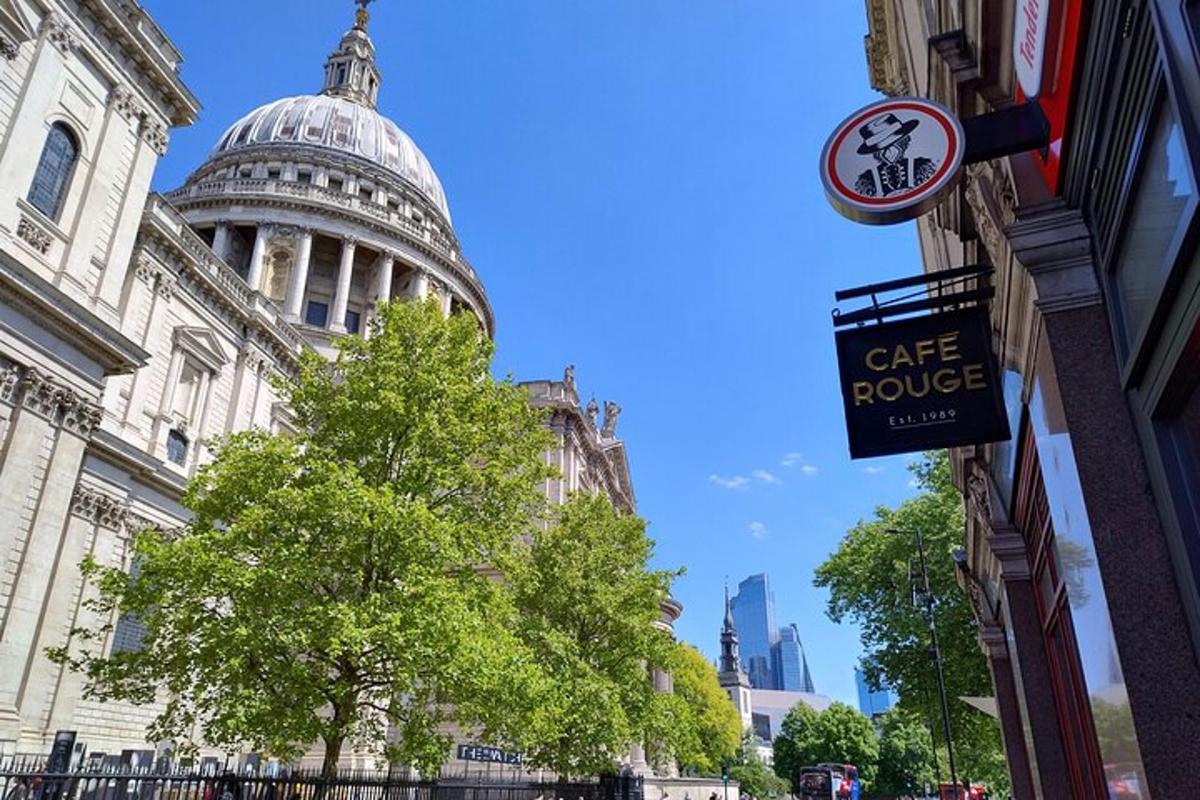 Una vista del edificio del Capitolio desde una calle.