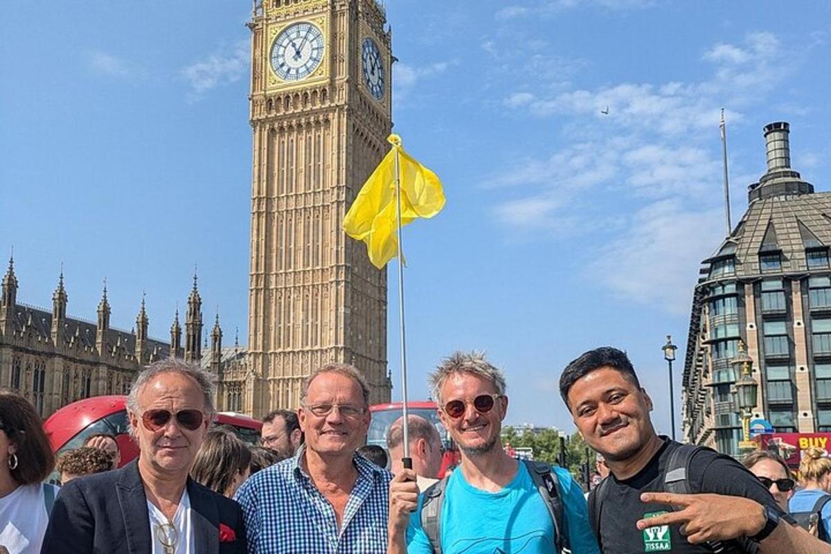 Un grupo de personas de pie frente a la torre del reloj del Big Ben.