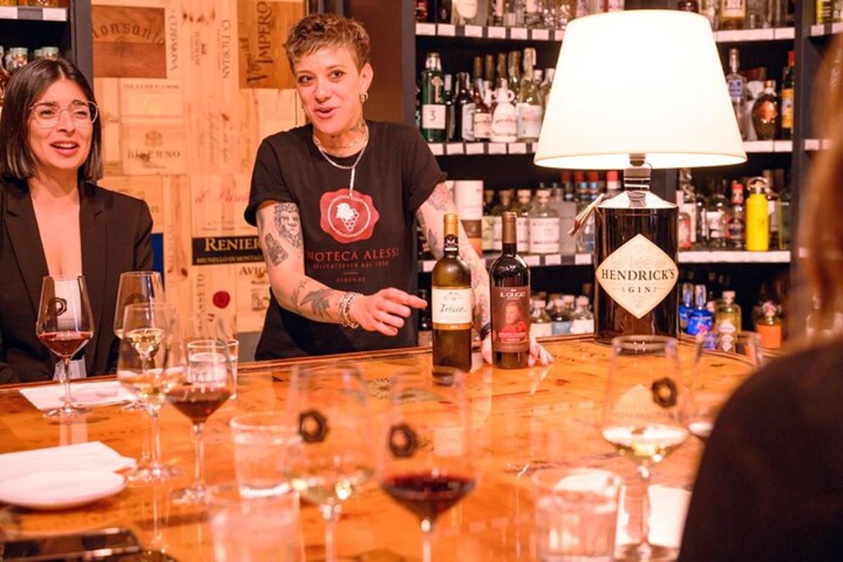 ženska, ki stoji za šankom s steklenico vina