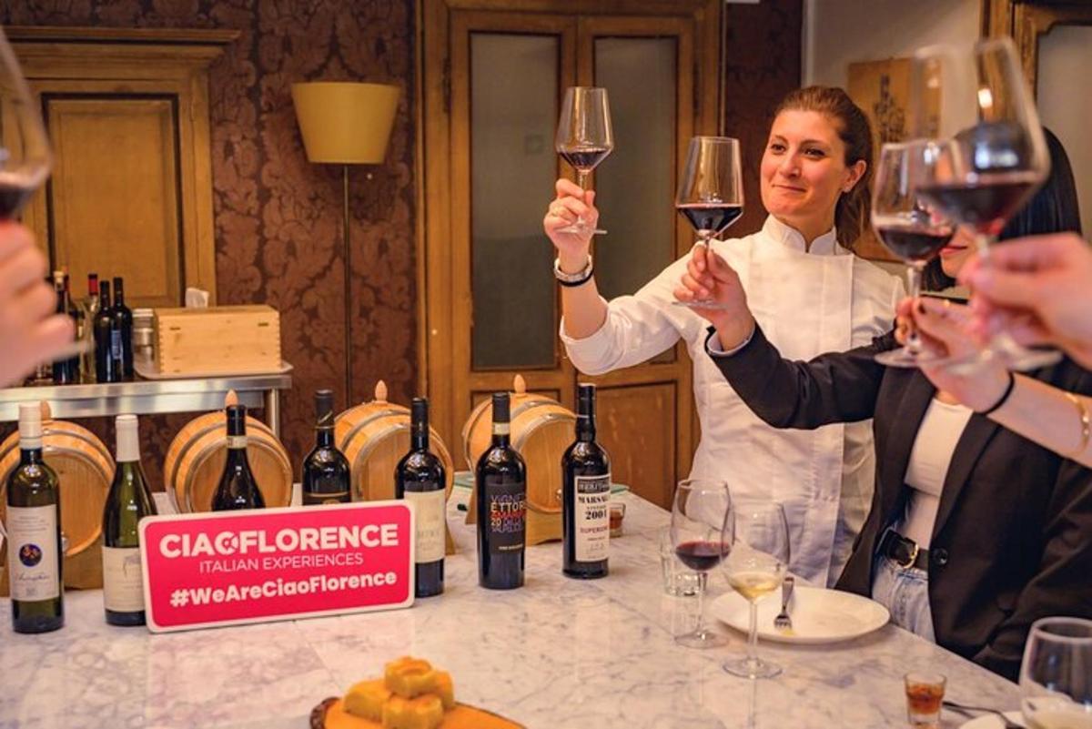 skupina ljudi, ki držijo kozarce vina