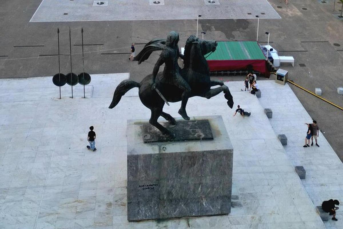 una statua di una persona a cavallo