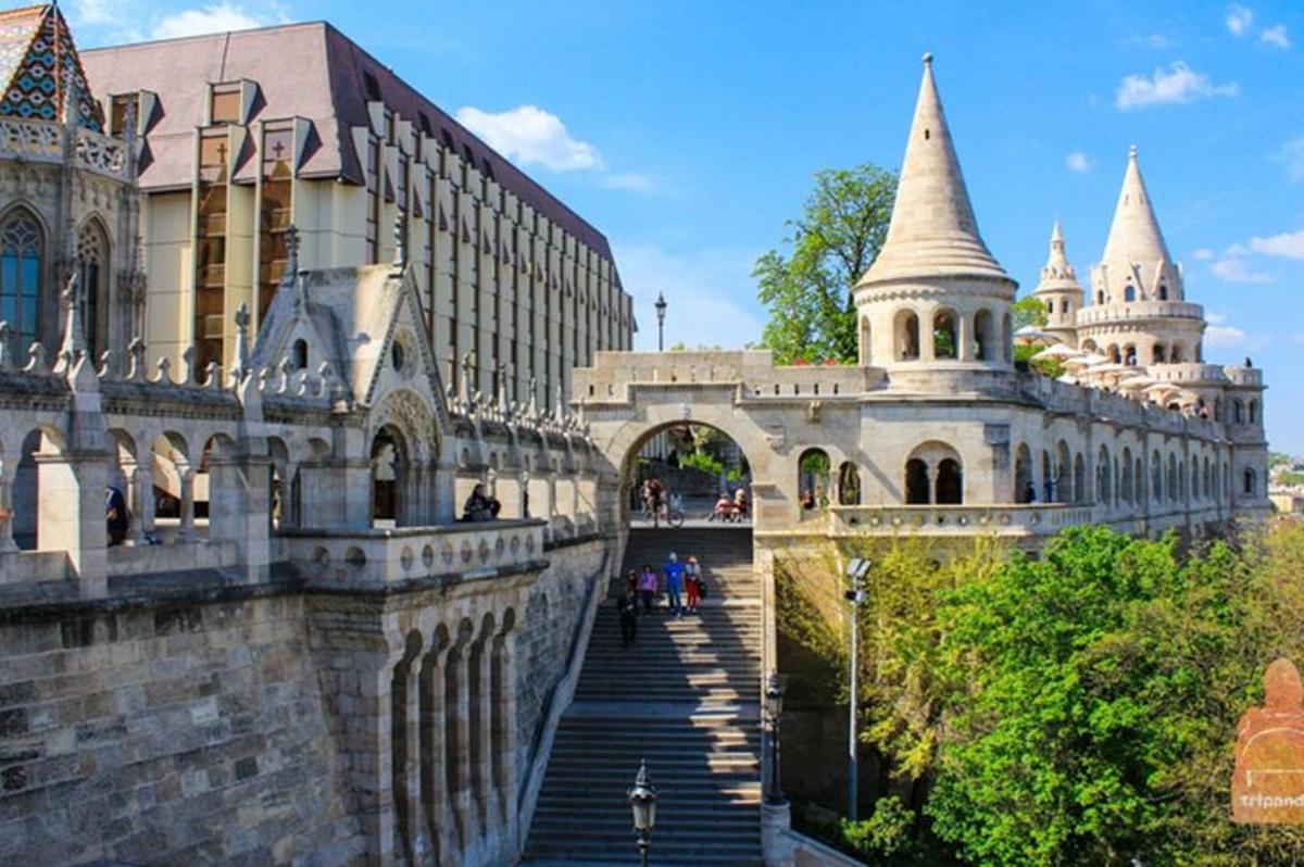 un edificio con una scala accanto a un edificio con un castello
