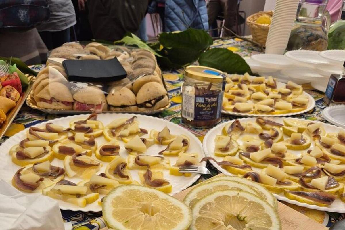 un tavolo sormontato da piatti di cibo con fette di limone