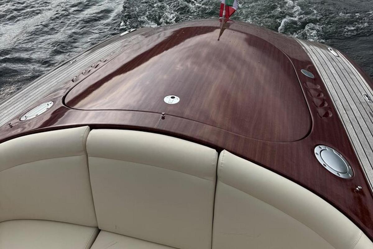 un primo piano della parte anteriore di una barca in acqua