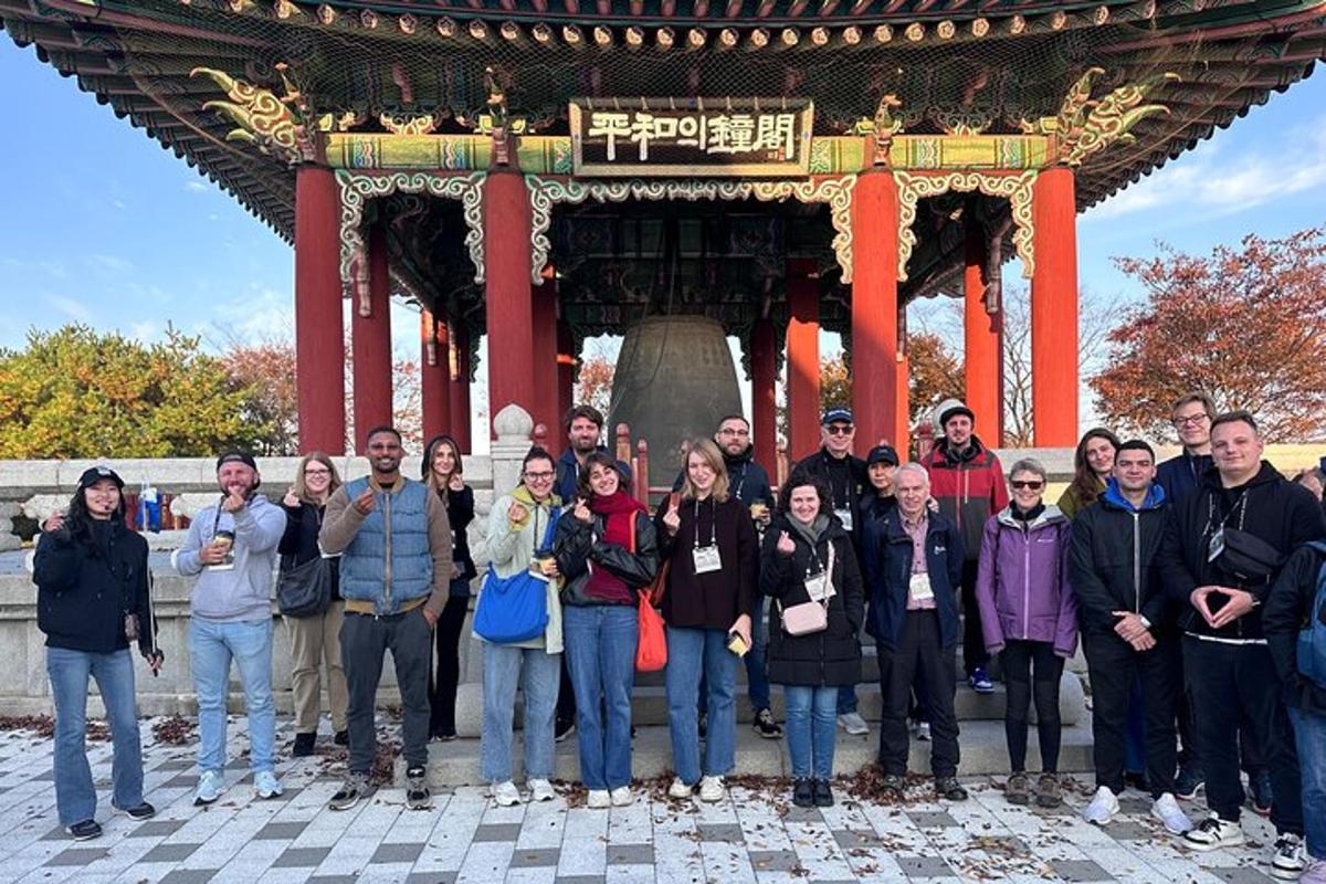 isang grupo ng mga tao na nakatayo sa harap ng isang templo