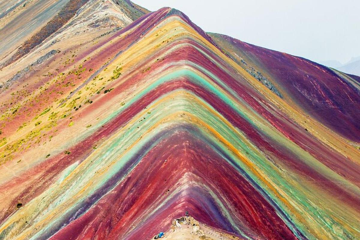 un covor multicolor cu multe culori pe el