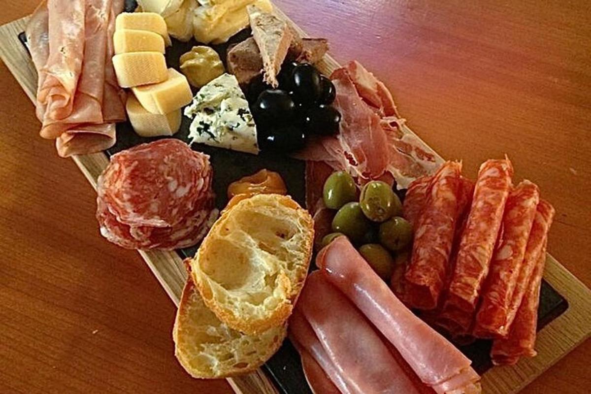 un piatto di cibo con diversi tipi di alimenti per la colazione