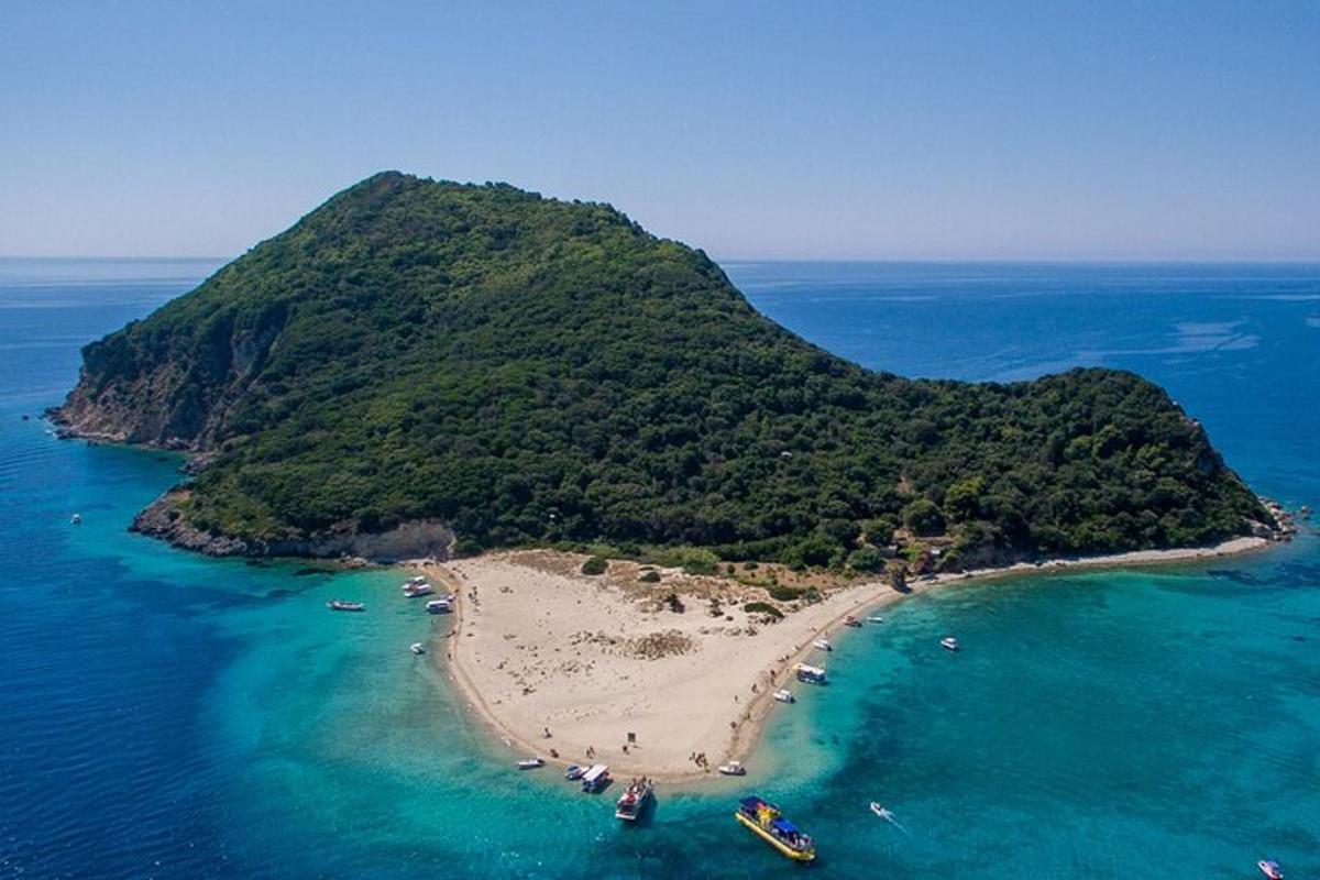 uma ilha no oceano com uma praia de areia
