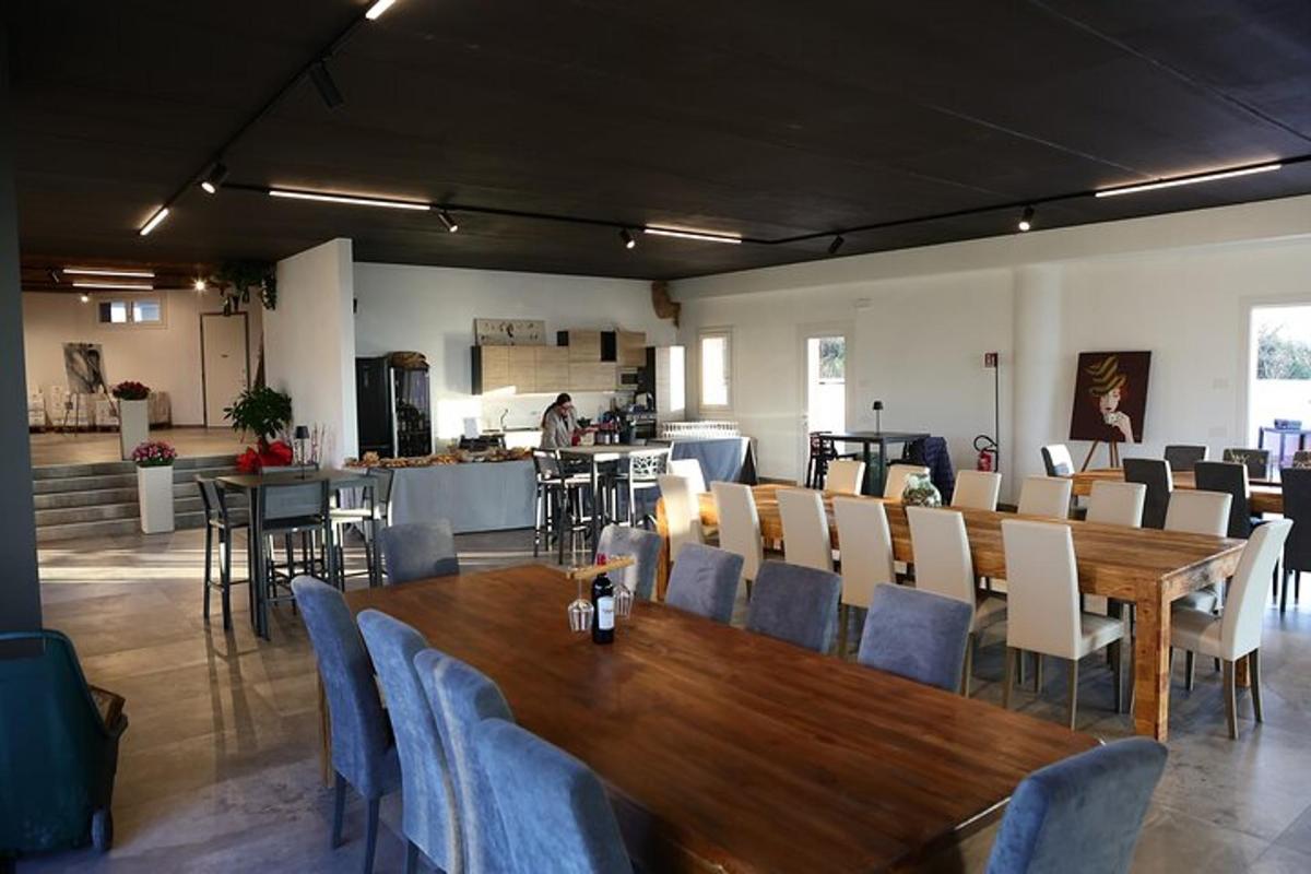 una sala da pranzo con un grande tavolo in legno e sedie