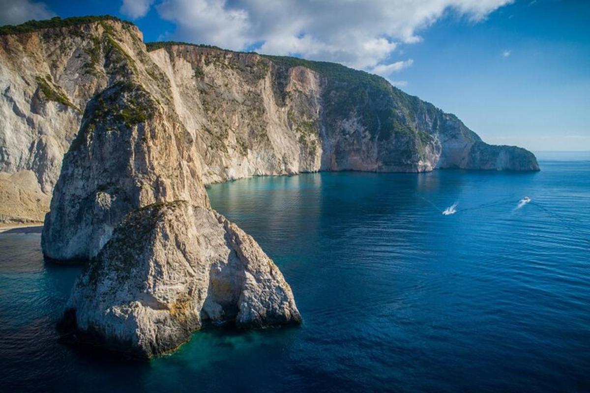 uma grande rocha no meio do oceano