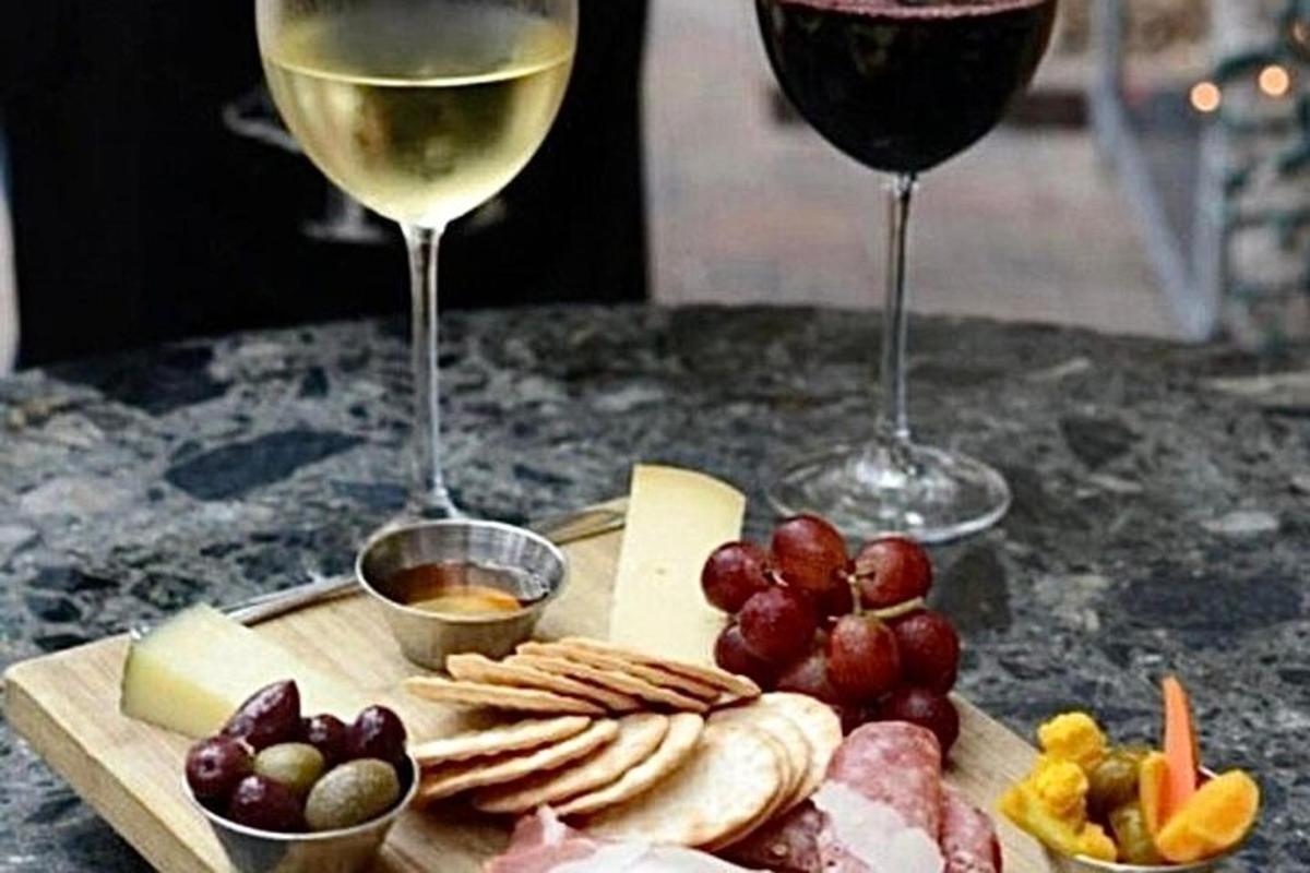 un tavolo con due bicchieri di vino e un piatto di cibo
