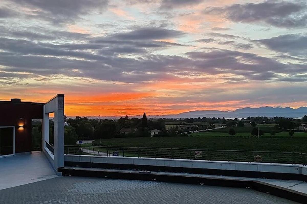 un tramonto dal balcone di una casa