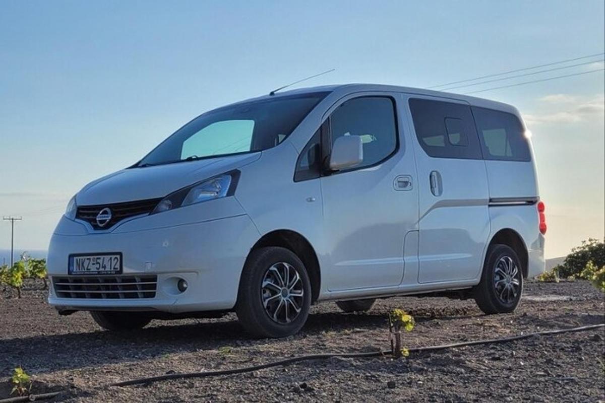 un furgone bianco parcheggiato sul ciglio di una strada