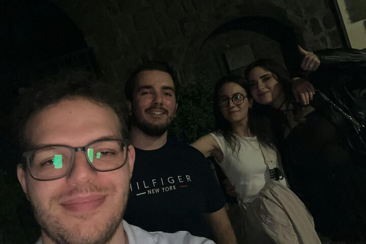 cilvēku grupa, kas pozē attēlam