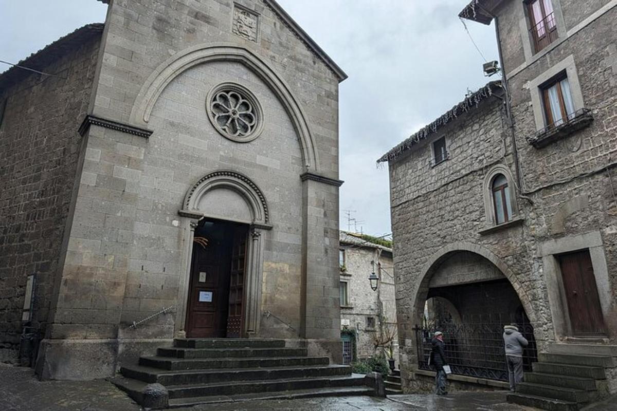 Un antiguo edificio de piedra con una puerta y escaleras.