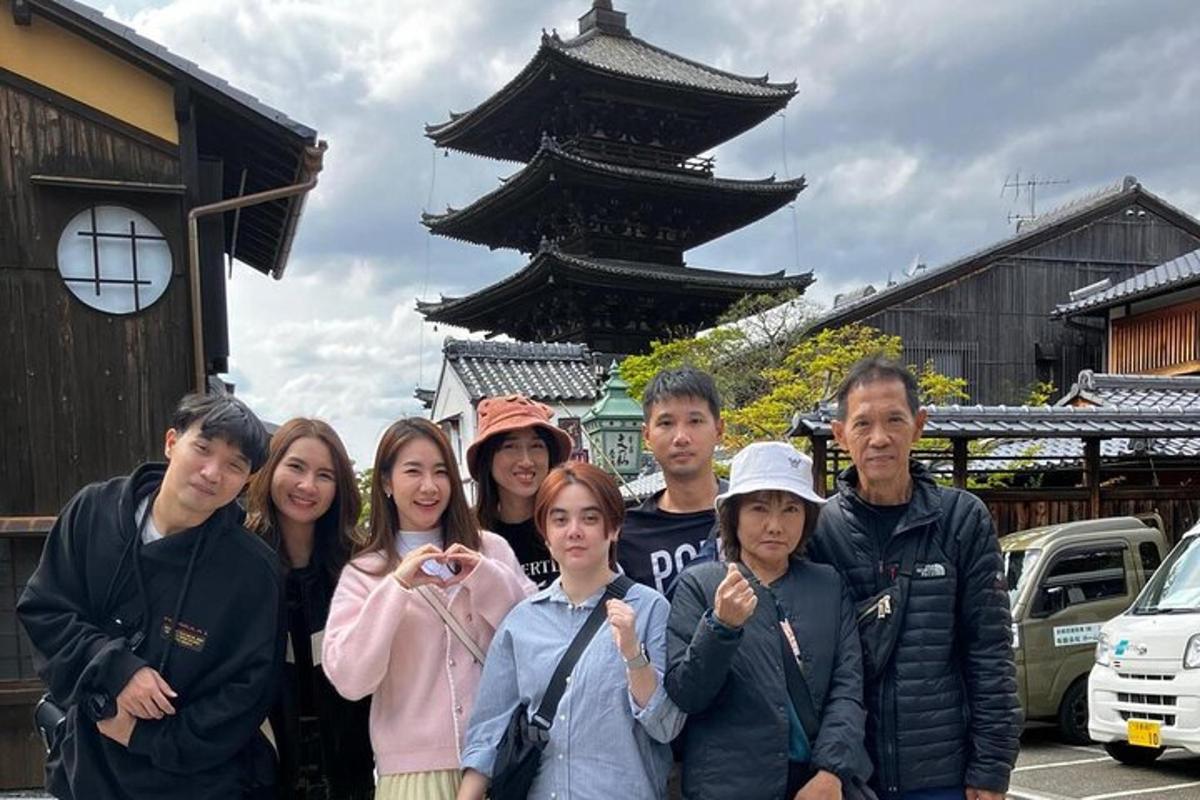 isang grupo ng mga tao na nagpa-picture sa harap ng isang pagoda