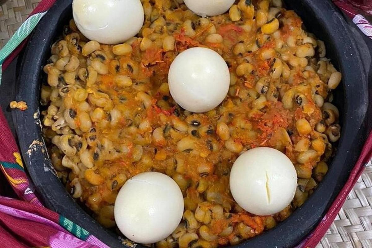 en panne med egg oppå en tallerken med mat