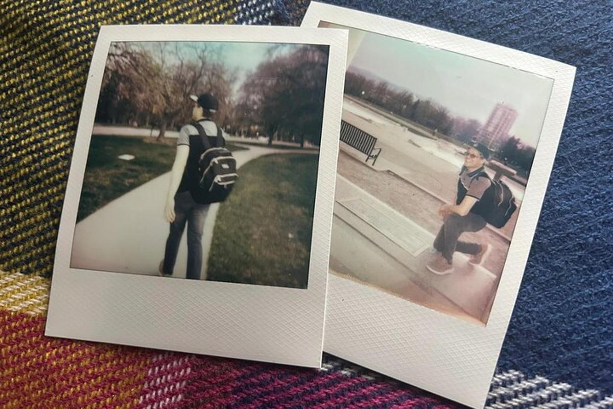duas fotos de um menino em um skate em um parque