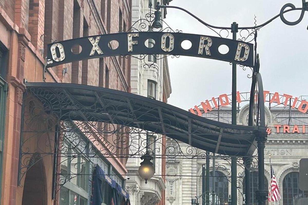 uma placa de rua de um restaurante em frente a um prédio
