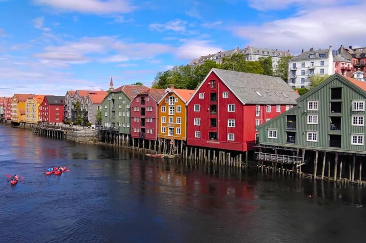 un gruppo di edifici colorati accanto a un fiume