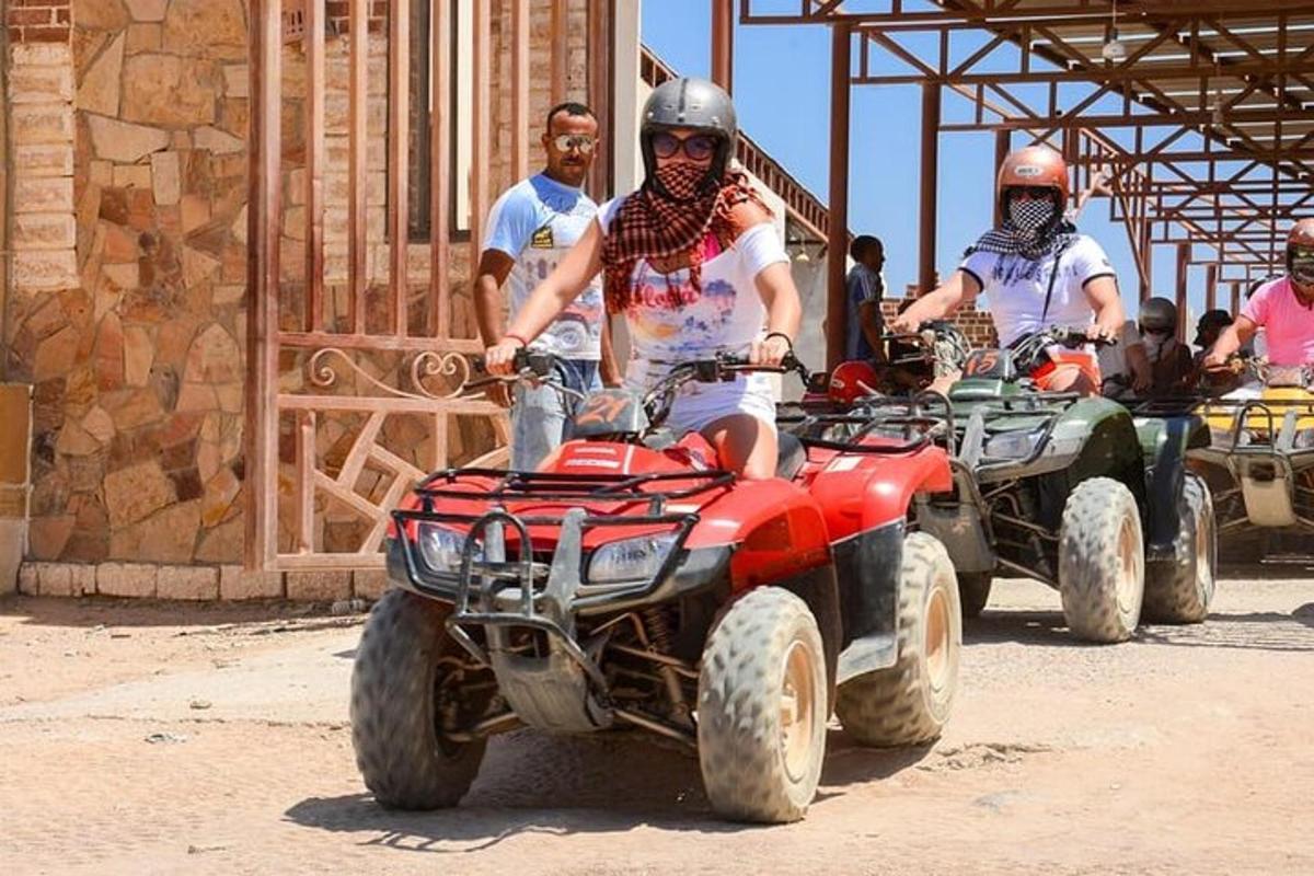 kaks meest neljarattaliste ATV-dega kruusateel