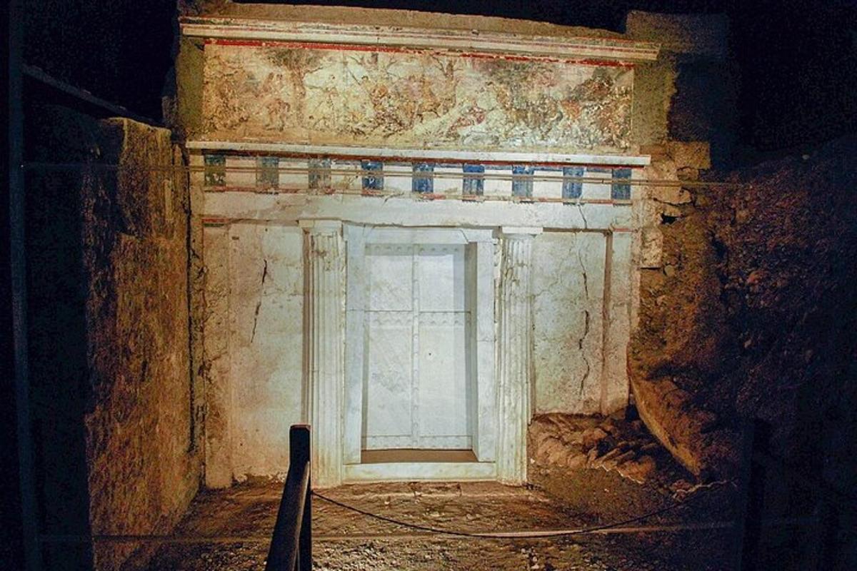 una porta in una stanza con una finestra
