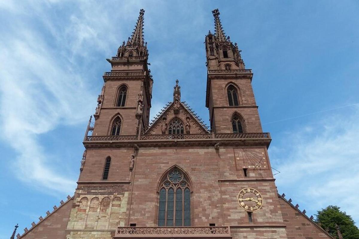 kostel se dvěma věžemi a hodinami na něm