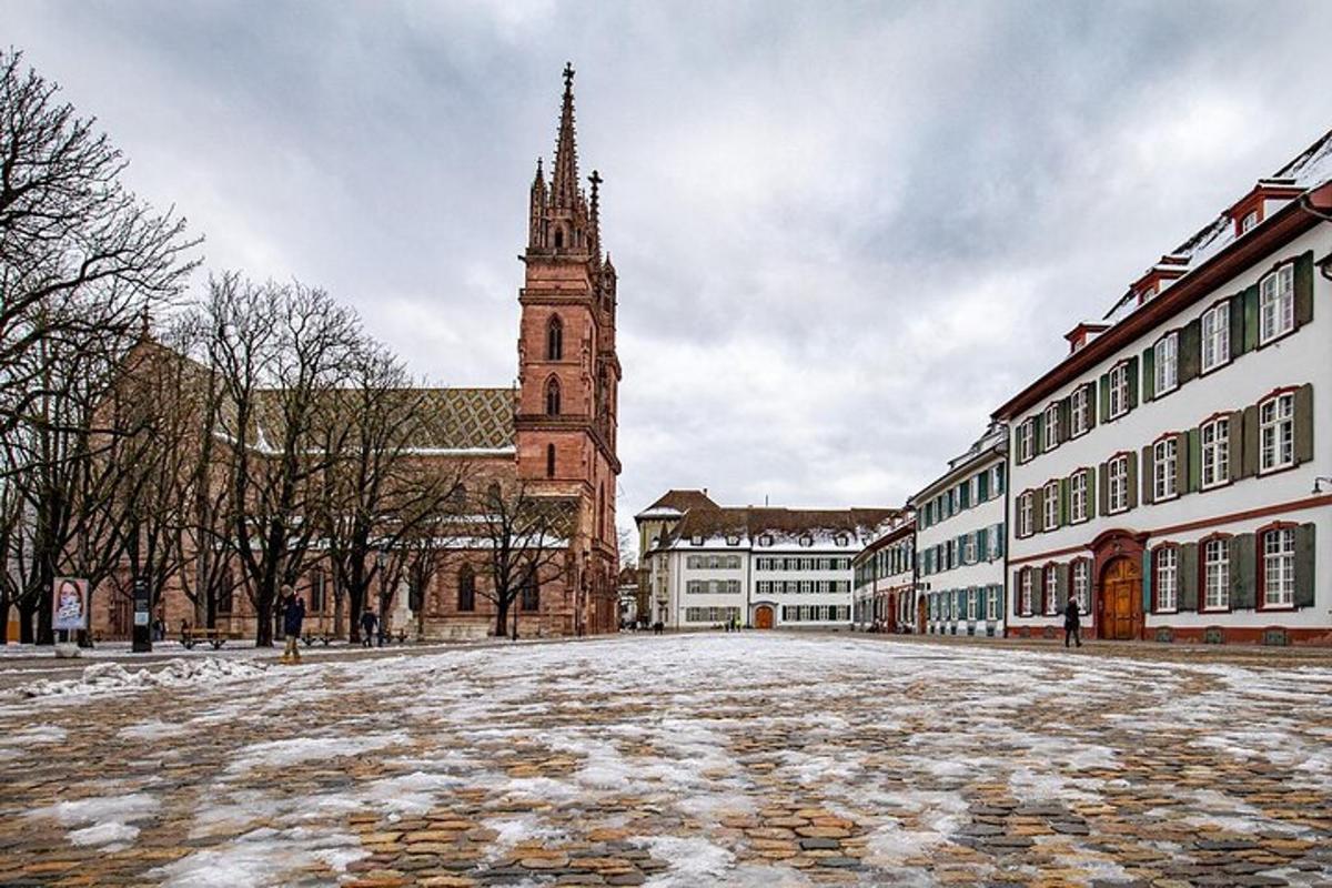 velká budova s hodinovou věží ve městě