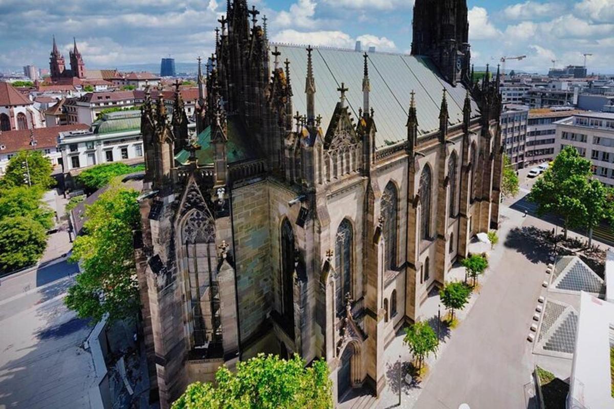 starý kostel s výhledem na město