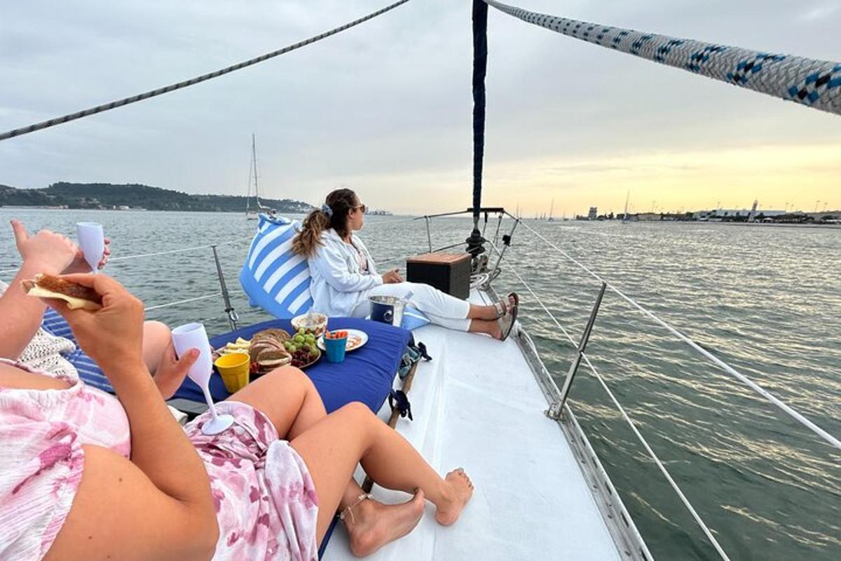 isang grupo ng mga tao na nakaupo sa isang bangka sa tubig