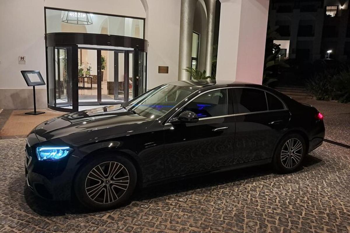 černé auto zaparkované před budovou