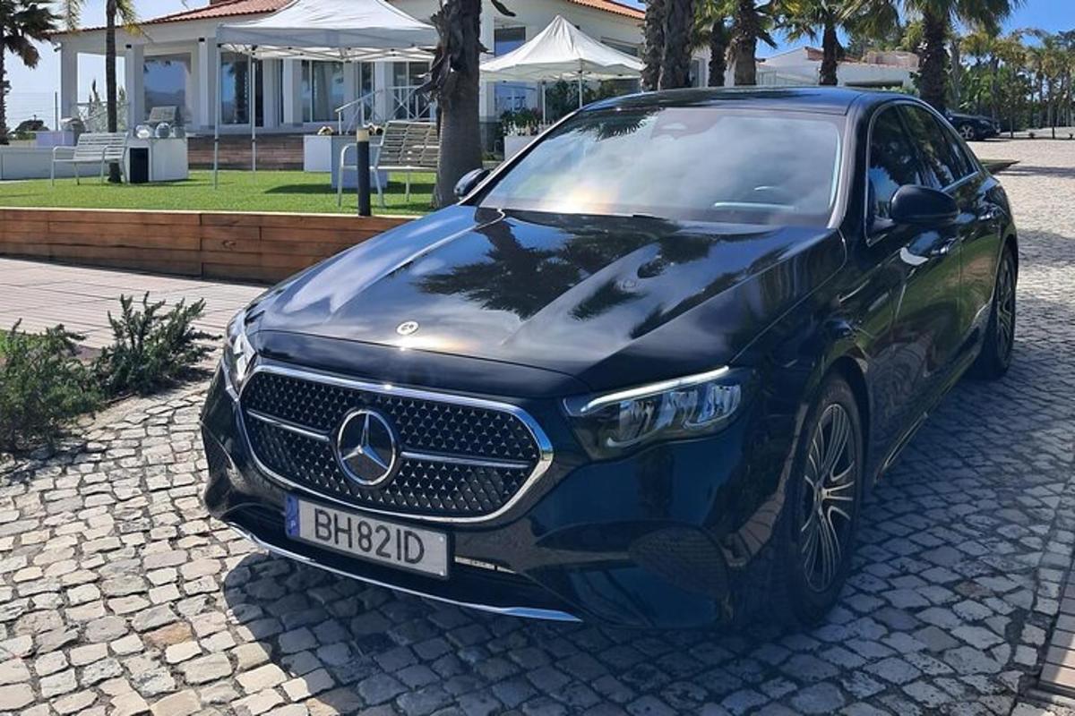 Modré auto Mercedes Benz zaparkované na ulici