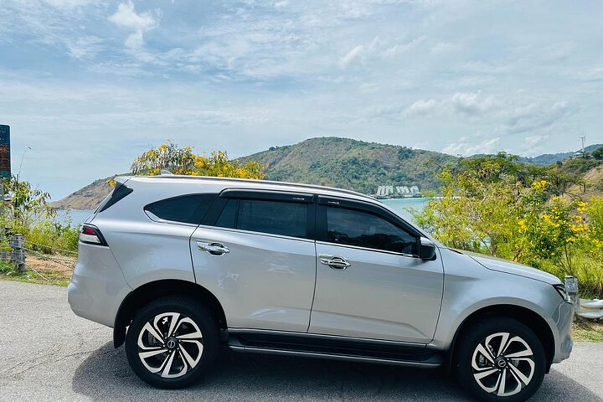 bílé SUV zaparkované na kraji silnice
