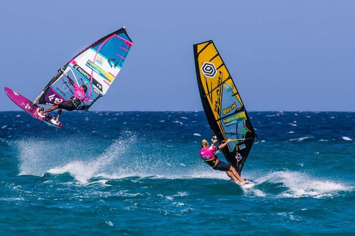 Dva lidé windsurfují v oceánu