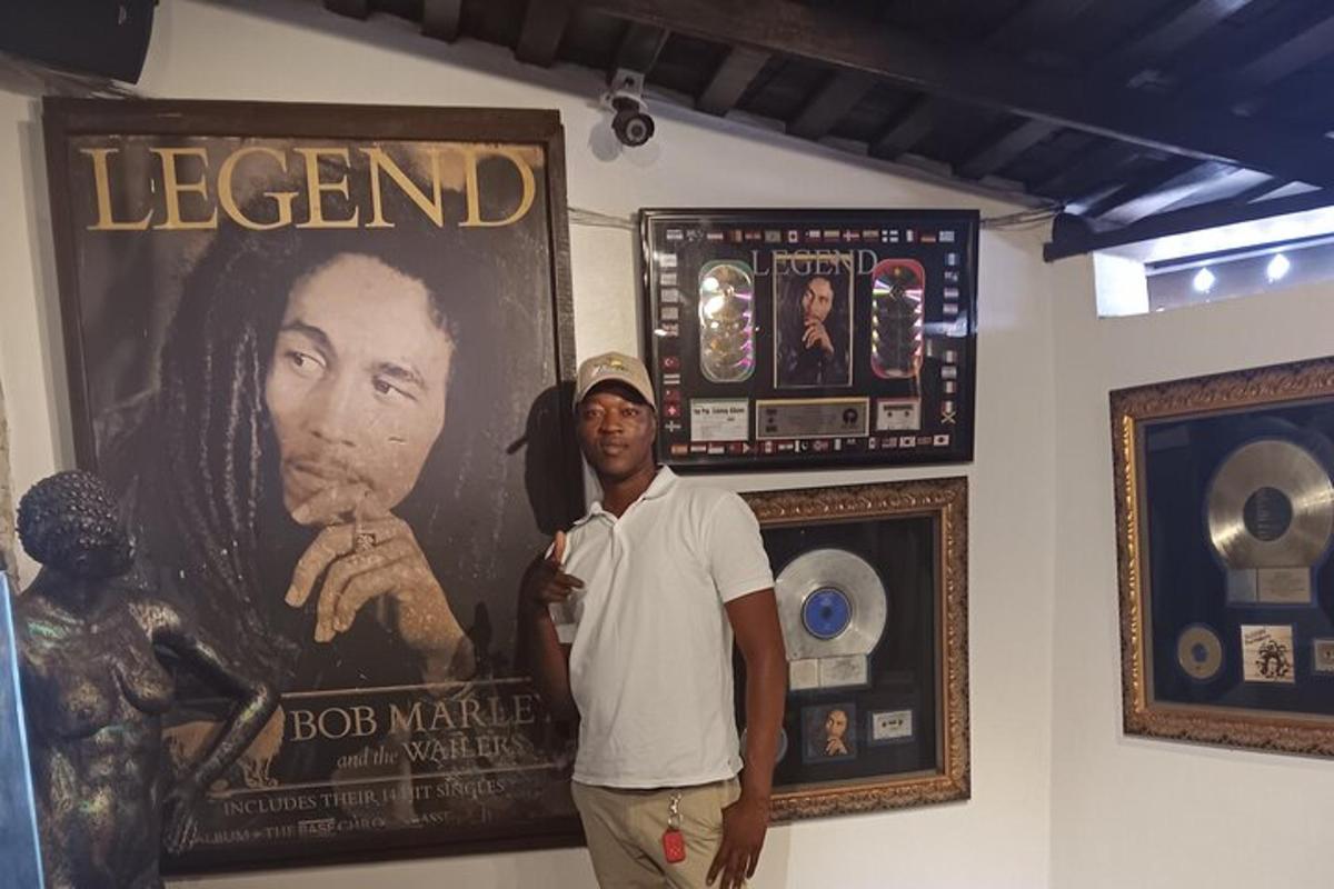 un uomo in piedi davanti al poster di una leggenda