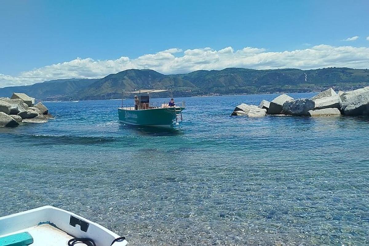μια βάρκα σε ένα υδάτινο σώμα με βράχια