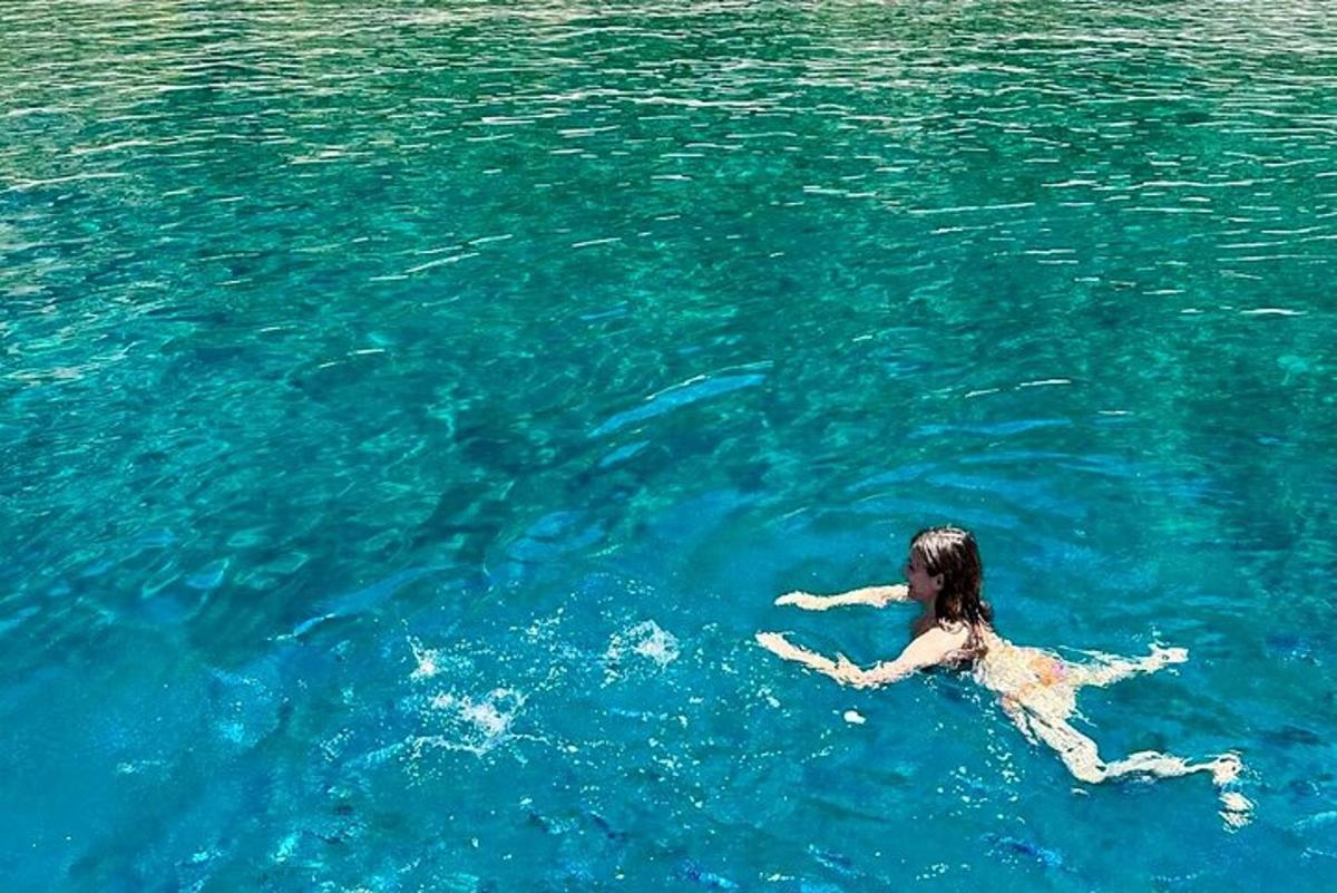 uma mulher deitada na água do oceano