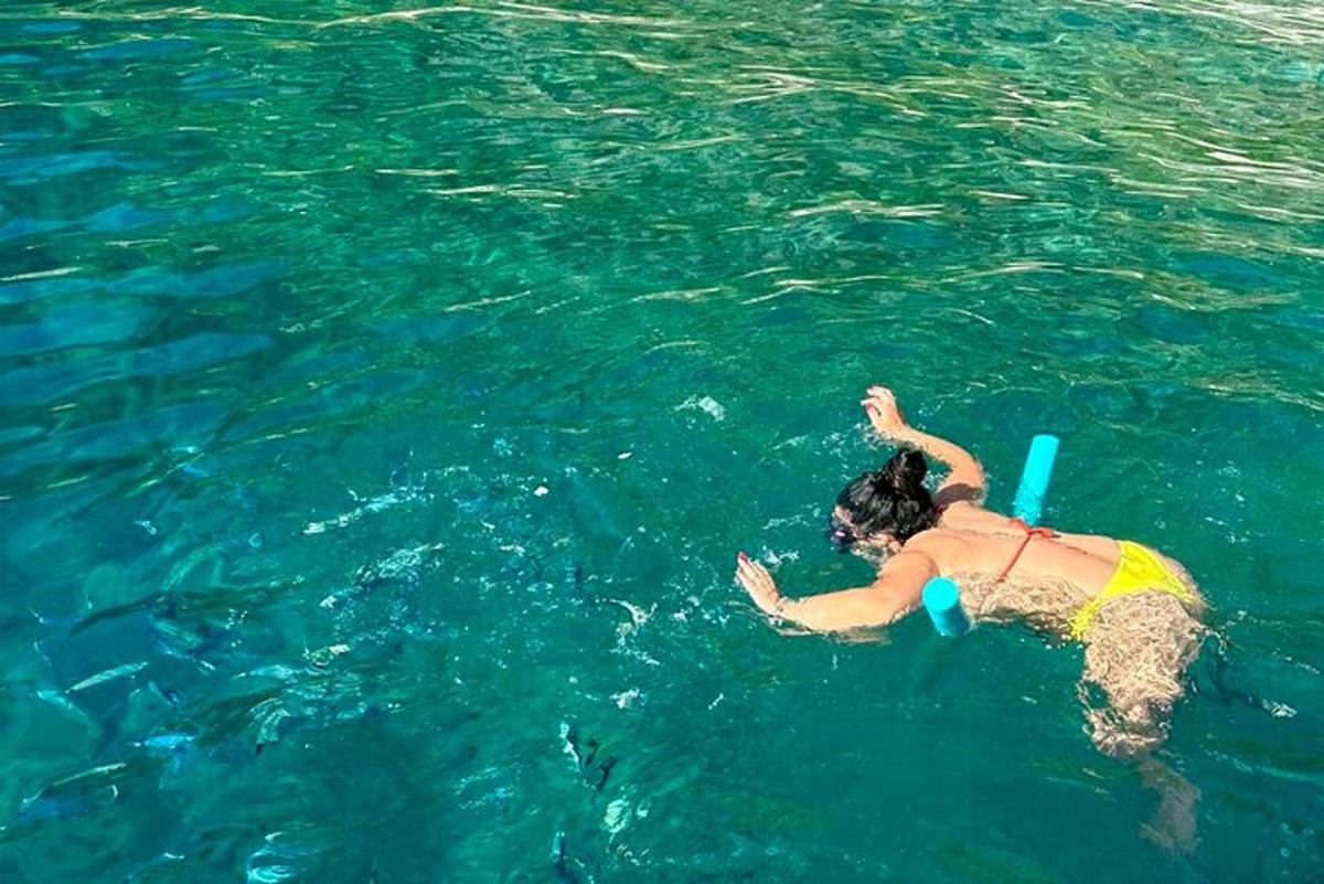 μια γυναίκα στο νερό σε μια σχεδία