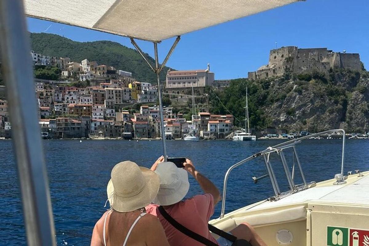 Δύο άτομα σε μια βάρκα φωτογραφίζουν ένα κάστρο